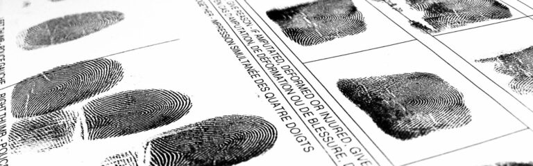 Ficha policial de huellas dactilares que ilustra qué se aprende en criminología
