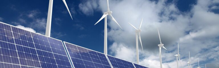 Paneles solares y aerogeneradores que muestran las ventajas de las energías renovables.